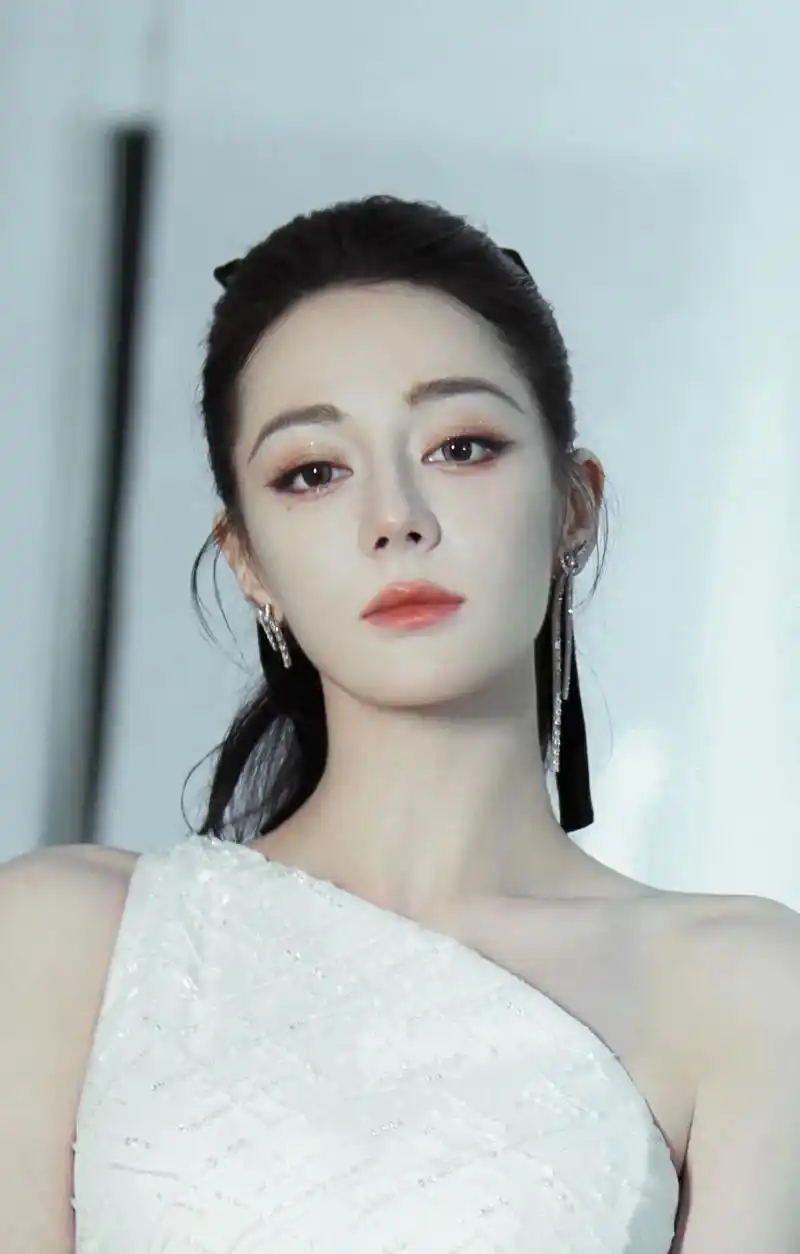 迪丽热巴身穿白色露肩短裙,长纱 - 抖音