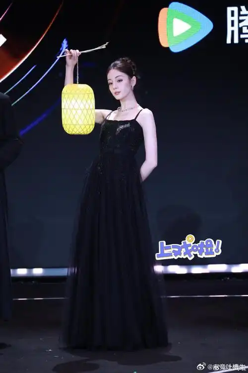 迪丽热巴黑纱吊带裙##迪丽热巴黑色银河裙