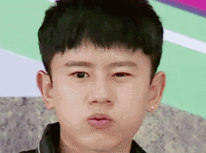 张杰飞眼眨眼撅嘴gif动图_动态图_表情包下载_soogif