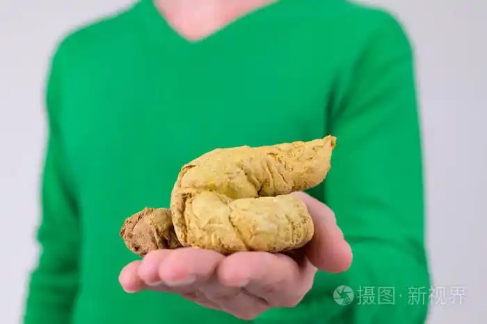 手持人工大便的年轻人手