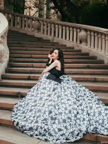 杨幂蝴蝶结印花裙秀身材大秀性感事业线