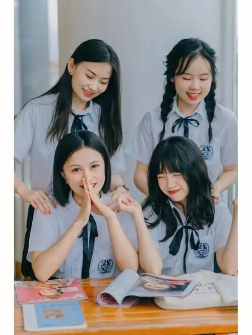 西南大学四人毕业照