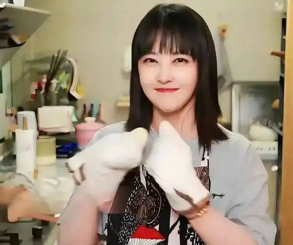 家人低价卖房弃养狗狗,但演员李勤勤收养了爱犬_李沁沁_网友_北京