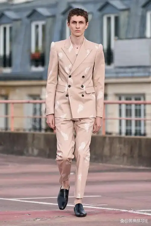 今年流行的西装显然在颜色和款式上又有了新的说法,比如在秀场上疯狂