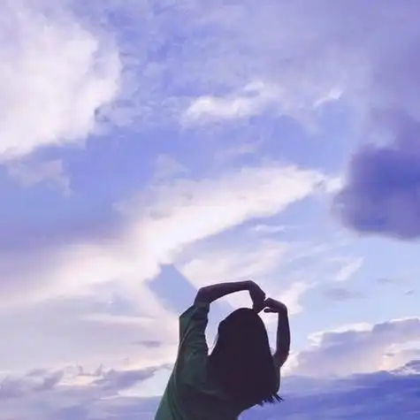 超火ins比心情侣头像:想和你情窦初开也想和你两鬓斑白