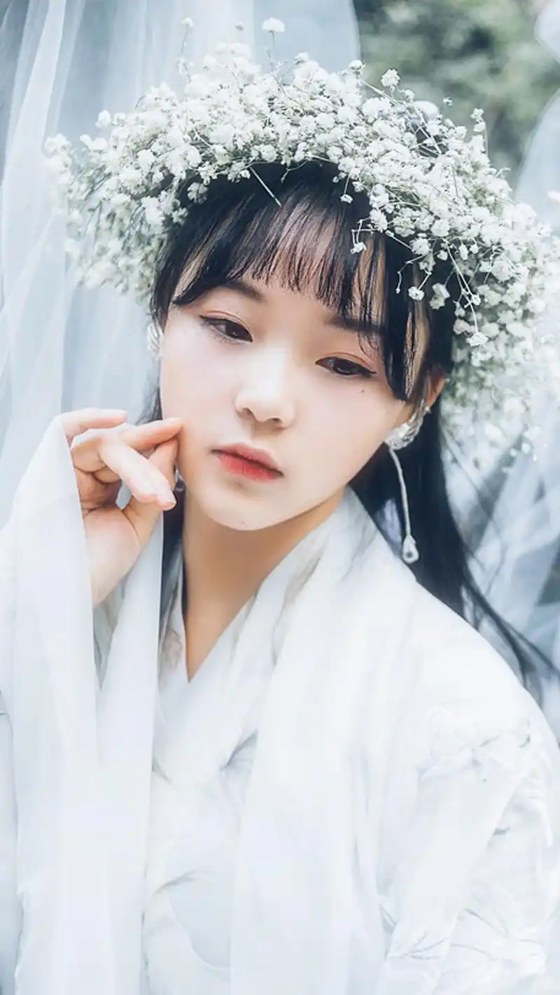 汉服美女气质唯美户外写真手机壁纸~图片中的女孩身穿白色古风汉服,长