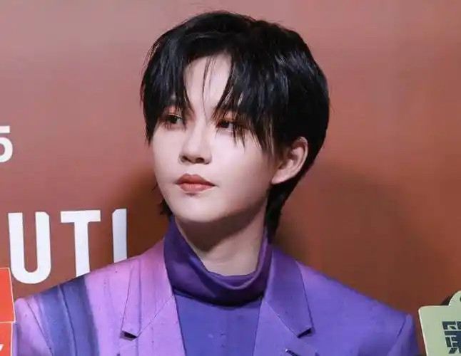 刘雨昕陆柯燃出席活动,同样是穿帅气西装,气质却不太一样_姐姐_服装