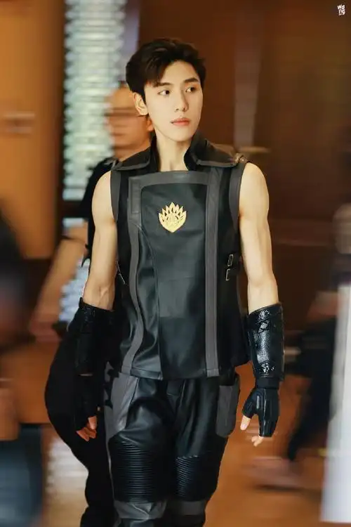 王子异录制萌探颜值回春