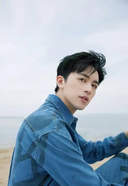 海报星图#许魏洲超话最新写真释出,身穿牛仔印花套