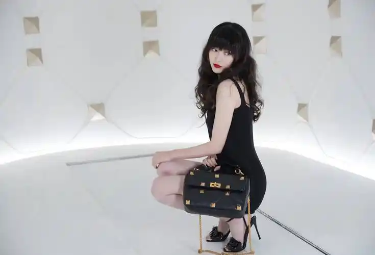 唐嫣黑色吊带连衣裙高跟鞋性感写真_银色_锁骨