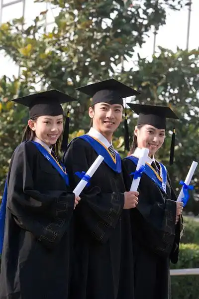 穿学士服的大学生们