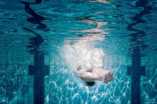 夏天玩水游泳池照片怎么拍好看?7个摄影技巧,水里拍照姿势大全