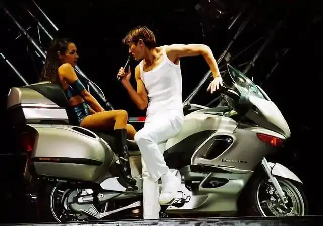 80后心中的男神常青树,曾经的重机达人现在座驾是什么车?