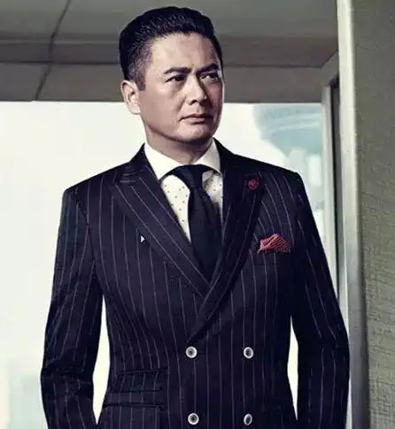 周润发63岁生日:裸捐56亿,却挤地铁逛地摊;爱慕者无数,却独宠妻子31年