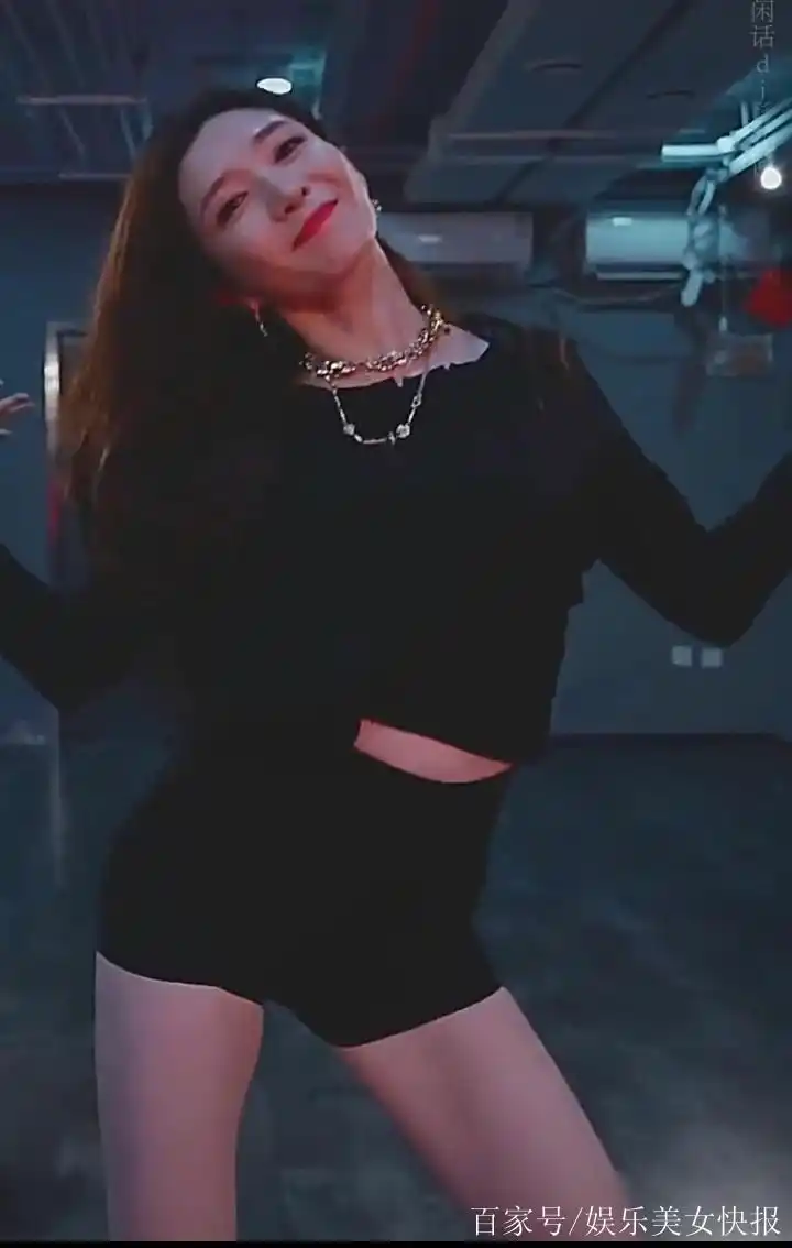 江疏影化身热辣舞女,超短裤性感跳舞
