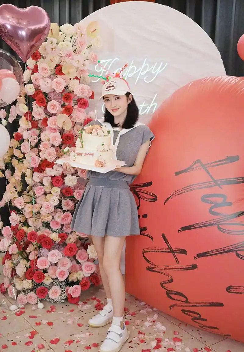 景甜的生日许愿照,35岁生日快乐,未来期待更多更优质的作品!