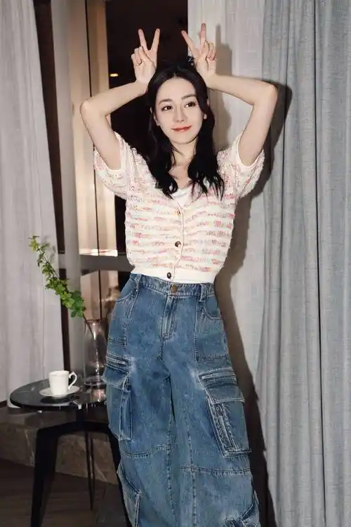 迪丽热巴居家美照曝光,清新可爱又不失气场,网友:美到爆炸_生活_女