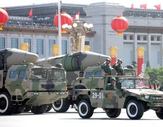 资料图:解放军二炮东风-21c中程弹道导弹参加阅兵
