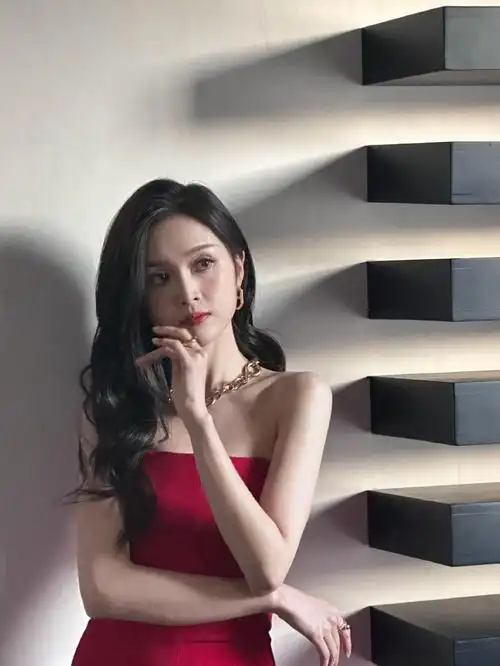 组图:吴宣仪微博晒自拍原图 一身红色连体裤妆容精致生图抗打_高清