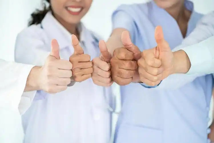 与其他医生,护士和外科医生一起在医院办公室或诊所工作的专业医生.