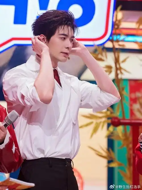 陈星旭西装霸总跳科目三##你好星期六