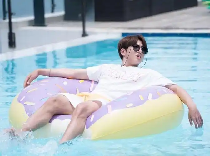 防弹少年团:黄金忙内田酒果,全能肌肉兔,哥哥们背上长大的男孩