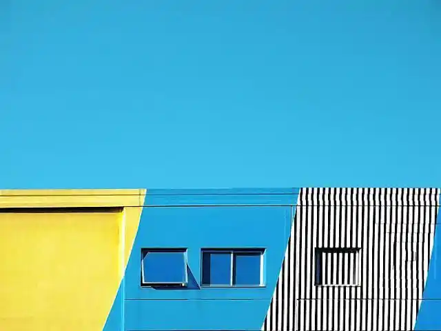 可以选择对比度较高的互补色或者黑,黄的警戒色等,尽量做到冷暖色调的