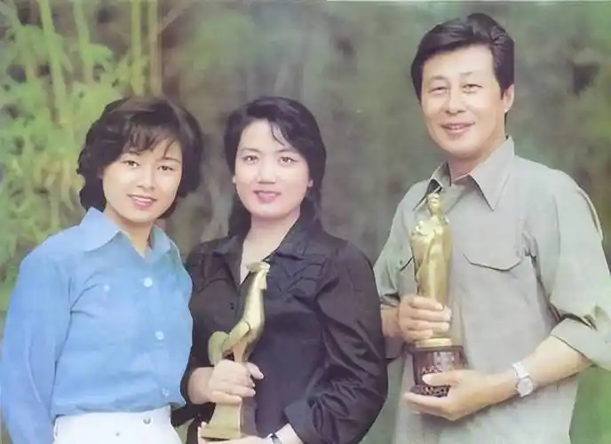 原创王心刚照顾患病妻子62年孩子们已是亿万富翁他却想做普通老头