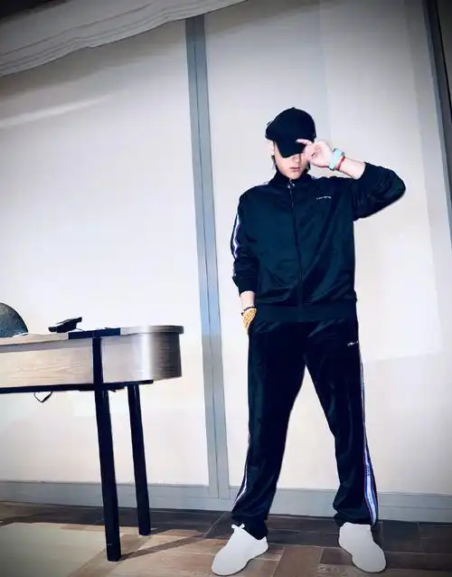 黄子韬抽烟过程中清了清喉咙,将一口痰随地吐下.