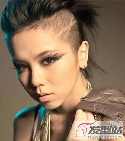 女生两边剃短发发型 酷炫有个性回头率高