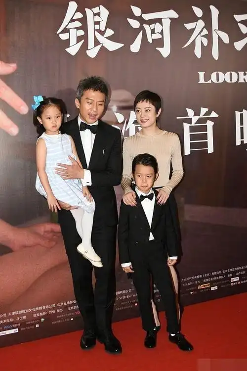孙俪一家走红毯,女儿甜美穿搭像"捡的",儿子酷帅气场不输邓超