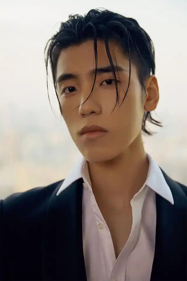 王子异刺绣风衣出席盛典获新青年年度全能艺人荣誉