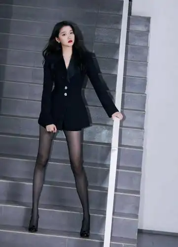 关晓彤的腿,塞纳河畔的春水!