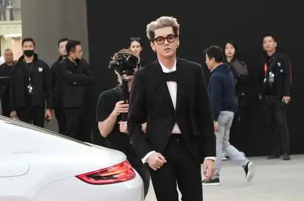 吴亦凡还在等赵丽颖吗,赵丽颖突然单方面关注了吴亦凡微博,这到底怎么