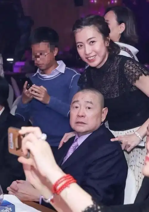 刘銮雄携妻子甘比罕见露面,重病后身体渐佳,捐款内地建医院大楼