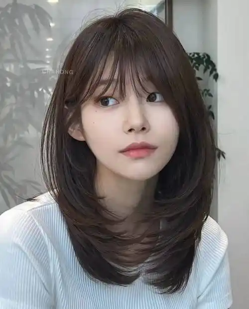 对于长形脸的人来说,齐刘海或者空气刘海是