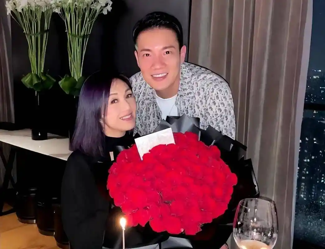 杨千嬅过年期间闲不住,与老公丁子高一起锻炼,肤白貌美身材苗条