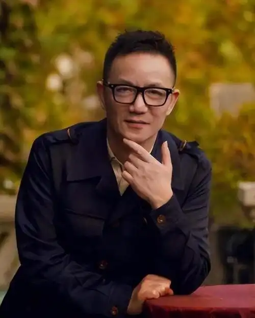 周正毅曾经两次身陷牢狱,这才是关键,普通大佬倒没什么.