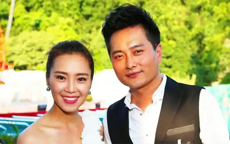 云朵与云飞太甜了,现场翻唱一首《因为爱情》,听完回味无穷