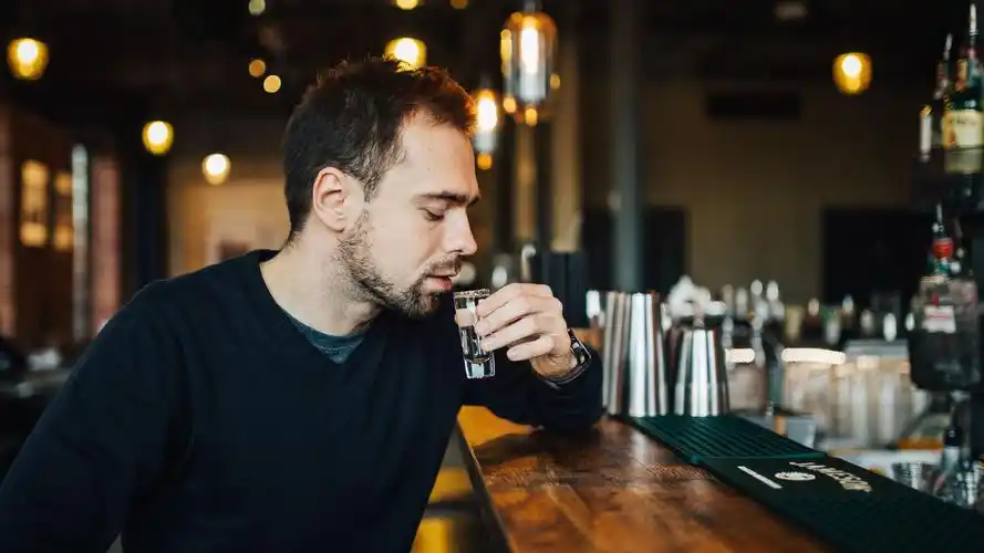 一个人在酒吧喝酒的图片