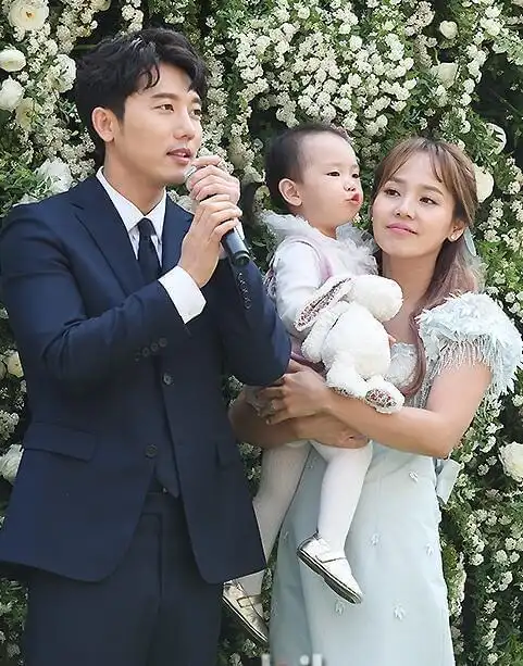 柳真老公奇太映抱着爱女前往.玉泽演前来参加婚礼.s.e.