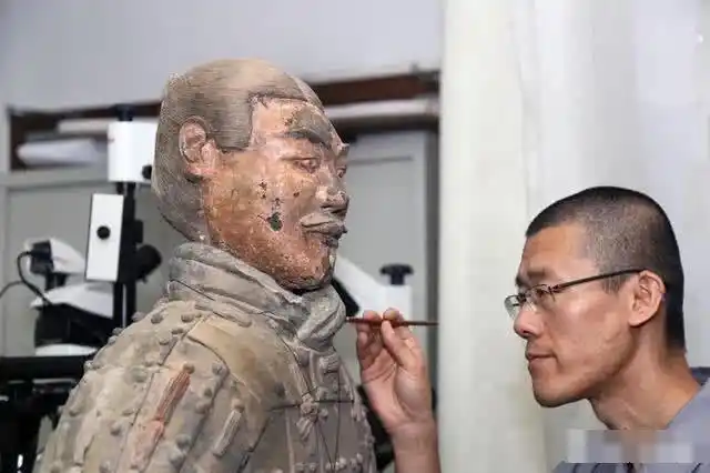 兵马俑头部破碎残留物让人震撼兵马俑到底是不是真人烧制
