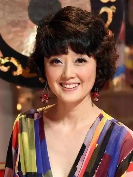 号称红娘专业户的主持人倪琳原来穿上婚纱也很漂亮