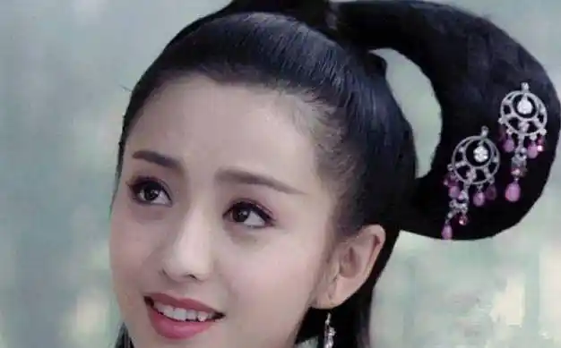 长着一颗虎牙的佟丽娅,在演艺圈中不断绽放光芒,成就更好的自己_表演