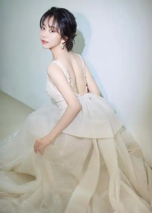 谭松韵香槟色星河裙##国剧盛典