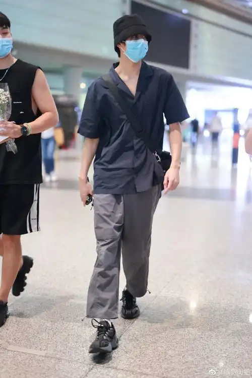 宋威龙超话#街拍时刻#2022/08/01@宋威龙99最新机场街拍