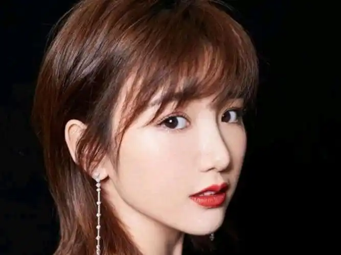 毛晓彤花仙子丝带编发,引领春日时尚风