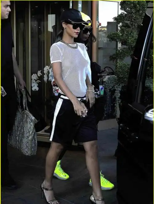 蕾哈娜真空上阵镂空上衣 无惧胸前春光乍泄【5】