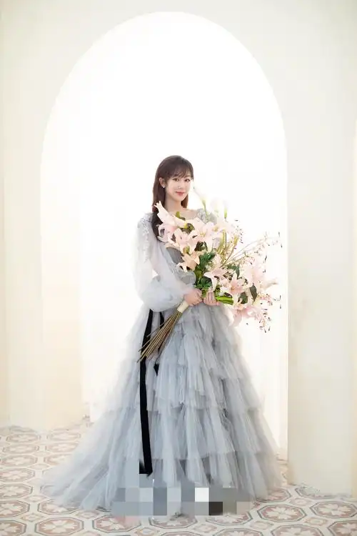 杨紫浪漫婚纱造型照释出长发微卷气质甜美清纯