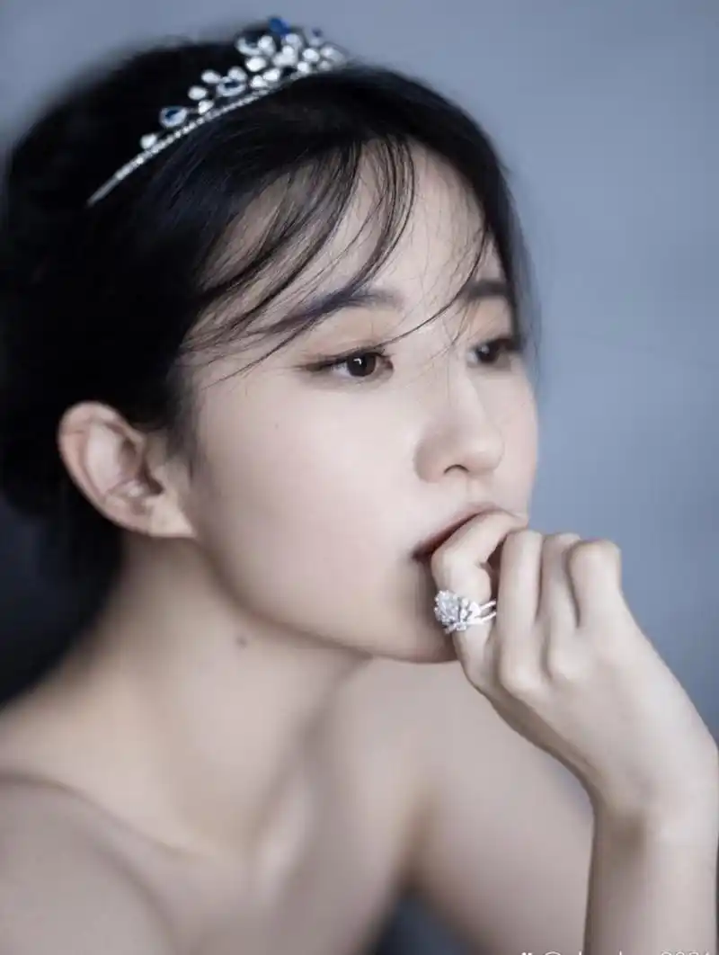 看刘亦菲侧脸冷颜欲动,仙气飘飘,超凡脱俗,不愧是神仙姐姐!